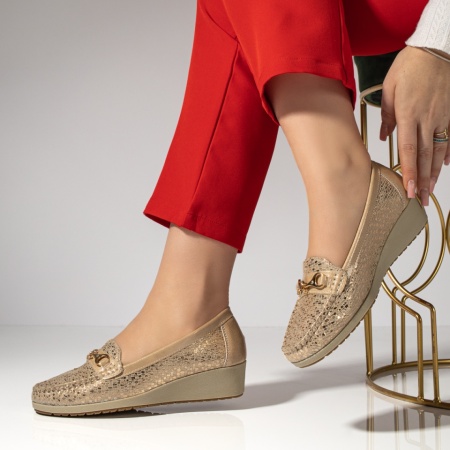 Pantofi dama casual, Pantofi casual dama cu platforma si accesoriu metalic bej cu auriu ZLZ03802, elaza.ro