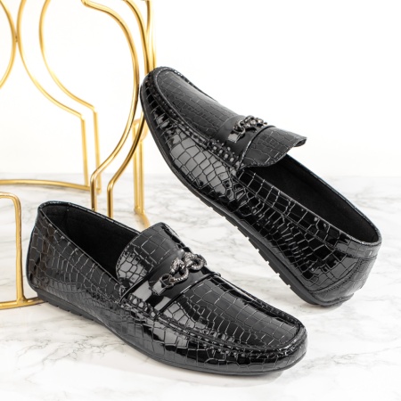 Pantofi barbati, Mocasini barbati negri cu aspect lucios si aplicatie metalica ZLZ09048, elaza.ro