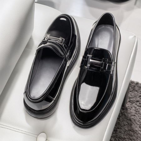 REDUCERI INCALTAMINTE, Mocasini negri cu aspect lucios barbati MOD11789, modlet.ro
