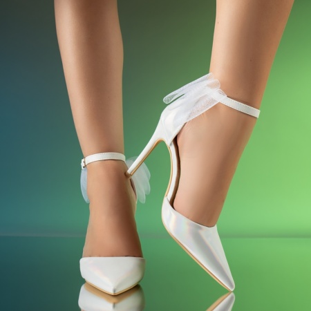Pantofi dama cu toc subtire si fundita argintii cu reflexii MOD13914