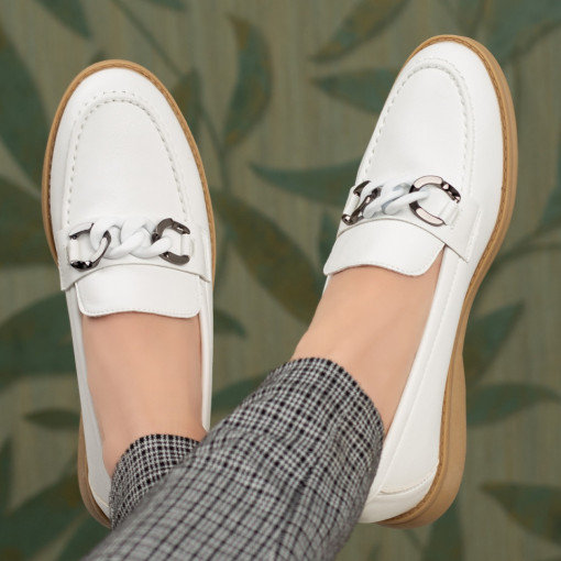 Mocasini dama alb cu lant decorativ MDL03599