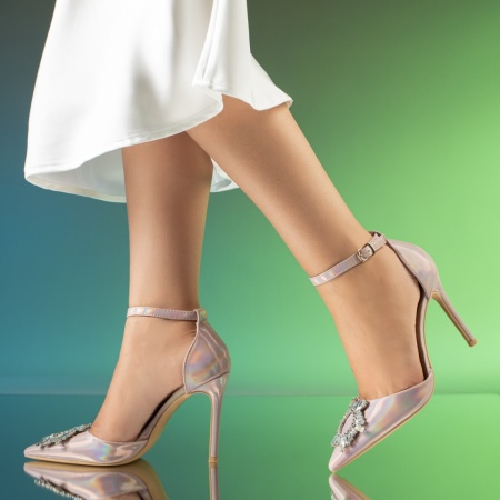 Pantofi dama cu toc subtire si accesoriu decorativ roz cu reflexii MOD13915