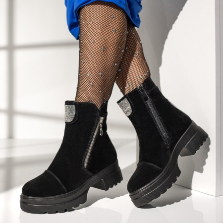REDUCERI INCALTAMINTE, Ghete dama cu fermoar si aplicatii cu strasuri negru suede MOD12625, modlet.ro