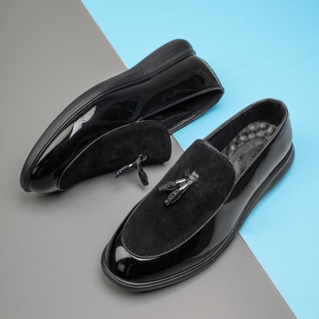 REDUCERI INCALTAMINTE, Mocasini barbati negri cu aspect lucios si talpa neagra MOD09525, modlet.ro