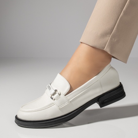 Balerini si Mocasini Dama, Mocasini dama albi cu accesoriu metalic MOD10048, modlet.ro
