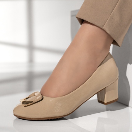 Pantofi dama, Pantofi cu toc gros si accesoriu metalic bej luciosi MOD10589, modlet.ro