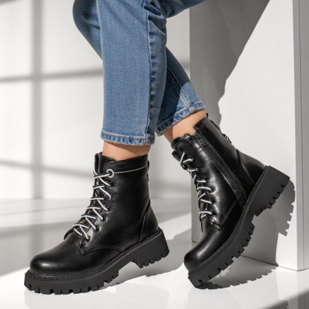 REDUCERI INCALTAMINTE, Ghete dama cu talpa groasa si accesorii la spate negre cu alb MOD07147, modlet.ro