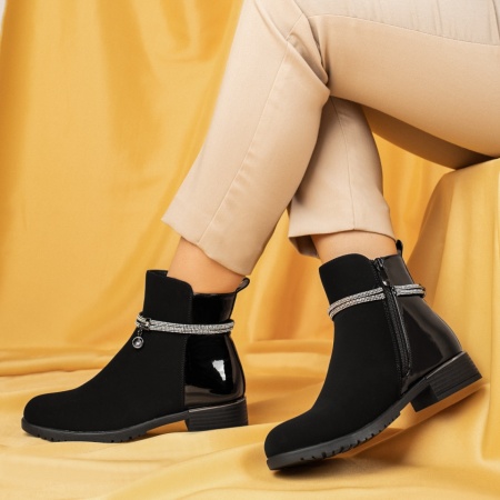 Ghete dama cu toc si accesoriu decorativ negre MOD14118