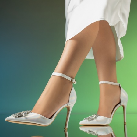 Pantofi dama cu toc subtire si accesoriu decorativ argintii cu reflexe MOD13915