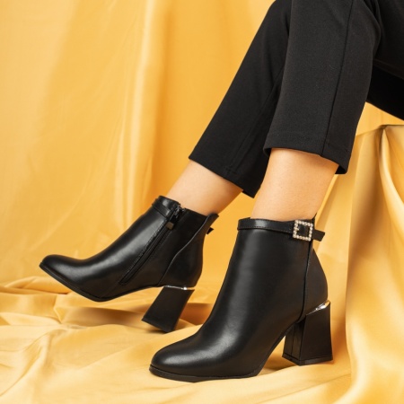 Botine dama, Botine dama cu toc gros si accesoriu decorativ negre MOD07134, modlet.ro