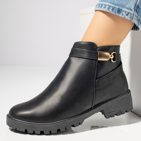 REDUCERI INCALTAMINTE, Ghete dama cu accesoriu metalic negre MOD12303, modlet.ro