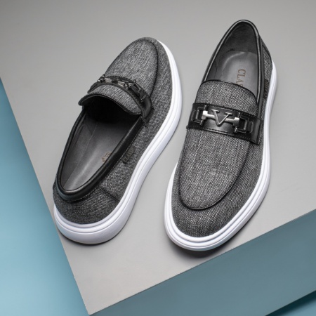 REDUCERI INCALTAMINTE, Mocasini barbati cu accesoriu metalic negri cu alb MOD11650, modlet.ro