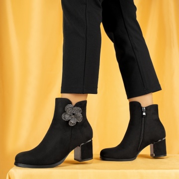Botine dama, Botine dama cu toc gros si accesoriu decorativ negru suede MOD14089, modlet.ro