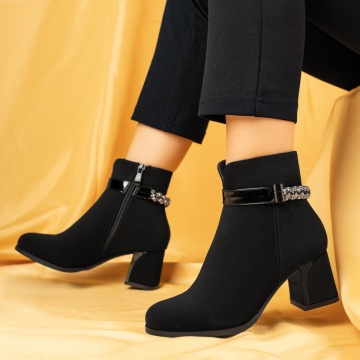 Botine dama cu toc gros si accesoriu metalic negru suede ANA98