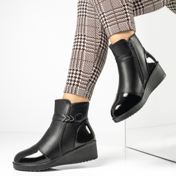 Ghete dama cu platforma si accesoriu decorativ negre GINA27
