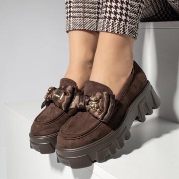 Pantofi casual dama cu accesoriu decorativ maro suede MOD13205