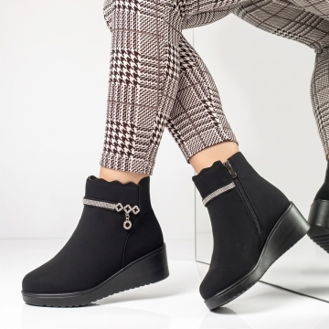 Ghete dama cu platforma si accesoriu decorativ negru suede GINA19