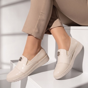 Pantofi casual dama bej cu aspect lacuit MARA10