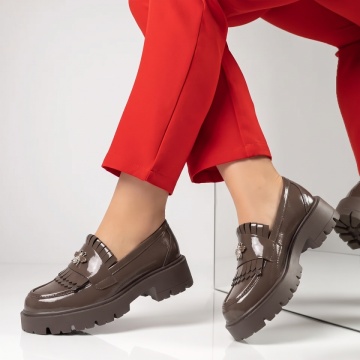 Balerini si Mocasini Dama, Pantofi casual dama cu accesoriu decorativ, fara siret maro luciosi ANA80, modlet.ro