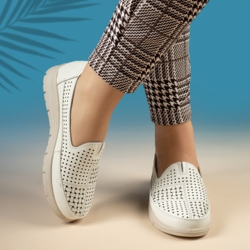 Pantofi casual dama cu platforma si perforatii albi MOD14241