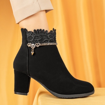 Botine dama, Botine dama cu toc gros si accesoriu decorativ negru suede MOD12366, modlet.ro