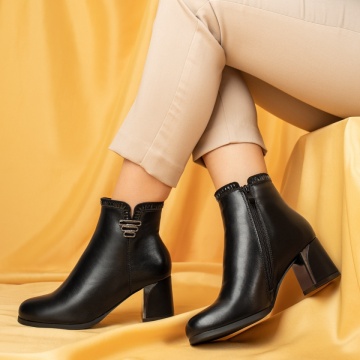 Botine dama, Botine dama cu toc gros si accesoriu metalic negru suede MOD14106, modlet.ro
