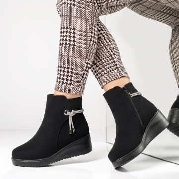 Ghete dama cu platforma si accesoriu decorativ negru suede GINA16