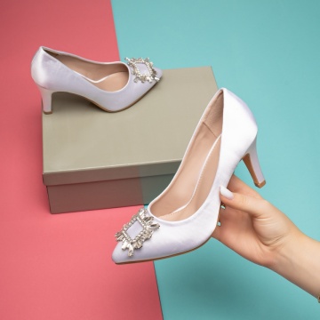 Pantofi dama cu toc si accesoriu decorativ alb din satin MOD11793, 1, modlet.ro