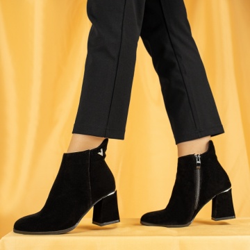 Botine dama, Botine dama cu toc gros si accesoriu decorativ negru suede MOD07136, modlet.ro