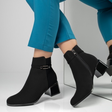 Botine dama, Botine dama cu toc si accesoriu decorativ negru suede MOD12595, modlet.ro