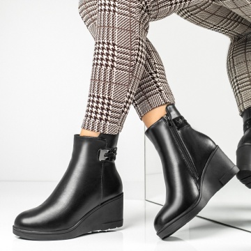 Ghete cu platforma, Ghete dama cu platforma si accesoriu metalic negre MOD14145, modlet.ro